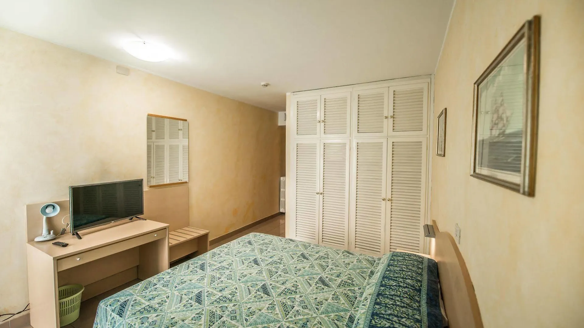 Hotel Johnson Peschiera del Garda 2*,
